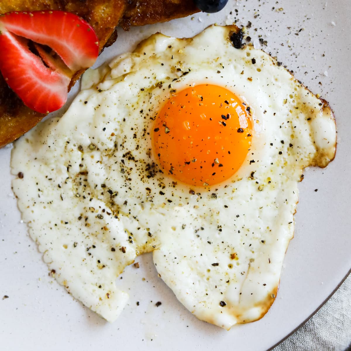 HOW TO MAKE PERFECT FRIED EGGS